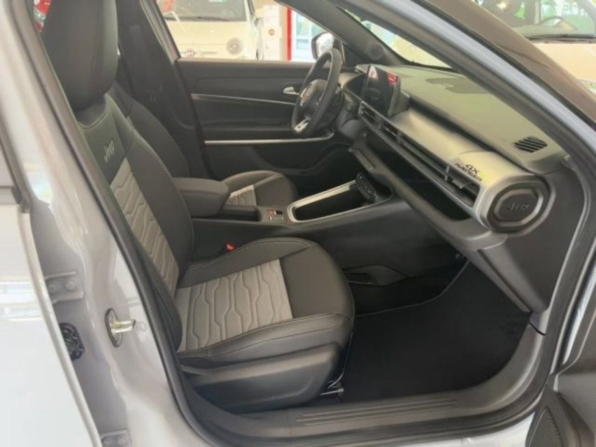 Jeep Avenger 1.2 turbo e-hybrid mhev Overland 4xe 145cv edct6 (9)