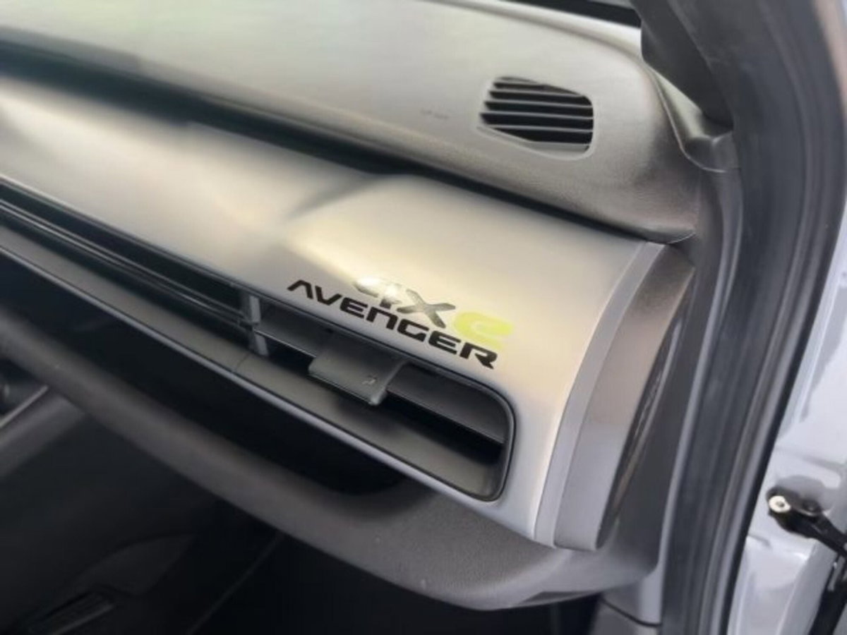 Jeep Avenger 1.2 turbo e-hybrid mhev Overland 4xe 145cv edct6 (5)
