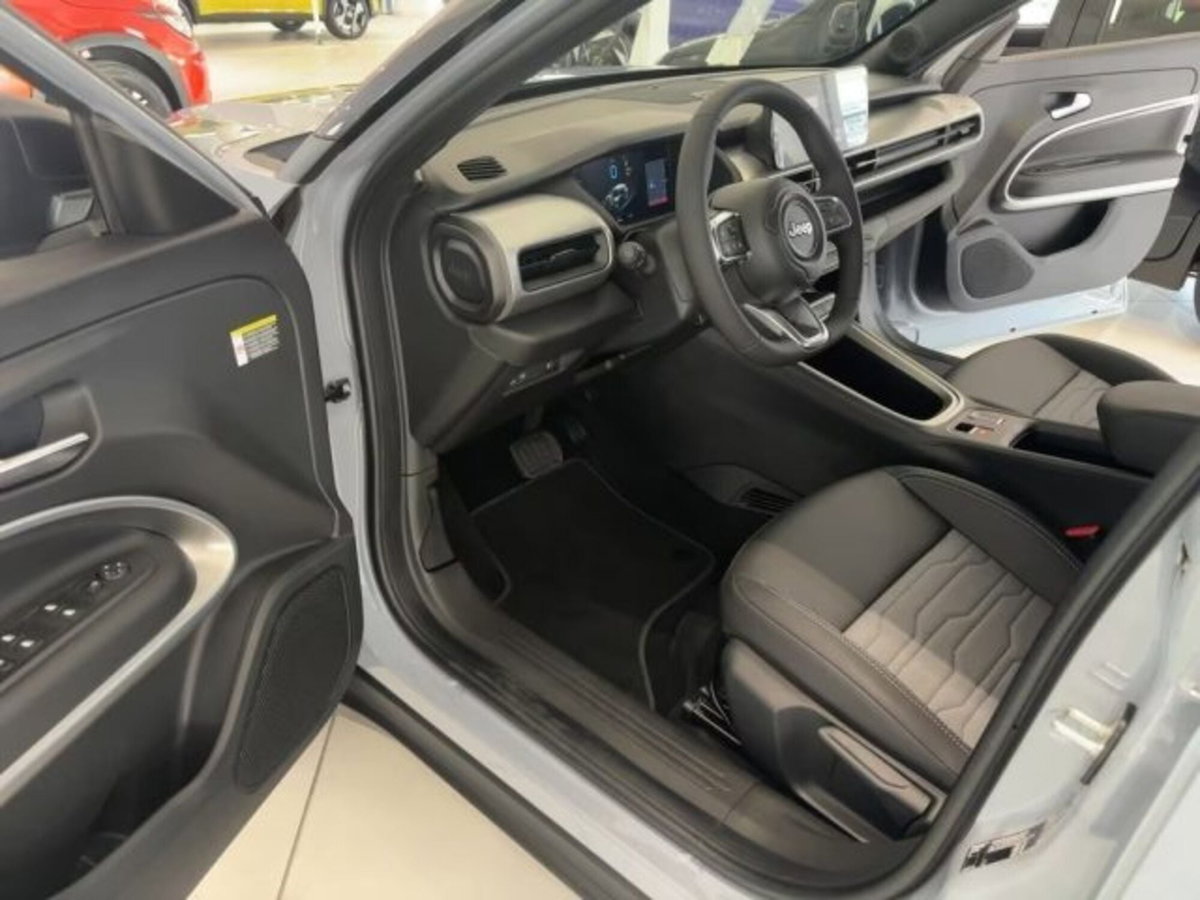 Jeep Avenger 1.2 turbo e-hybrid mhev Overland 4xe 145cv edct6 (6)