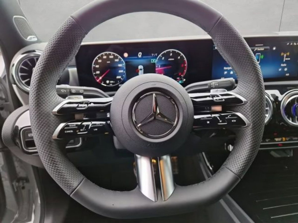 Mercedes-Benz Classe A Sedan 180 d AMG Line Premium Plus auto (9)