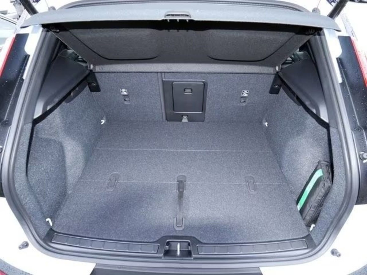 Volvo XC40 Recharge Pure Electric Single Motor FWD Plus (17)