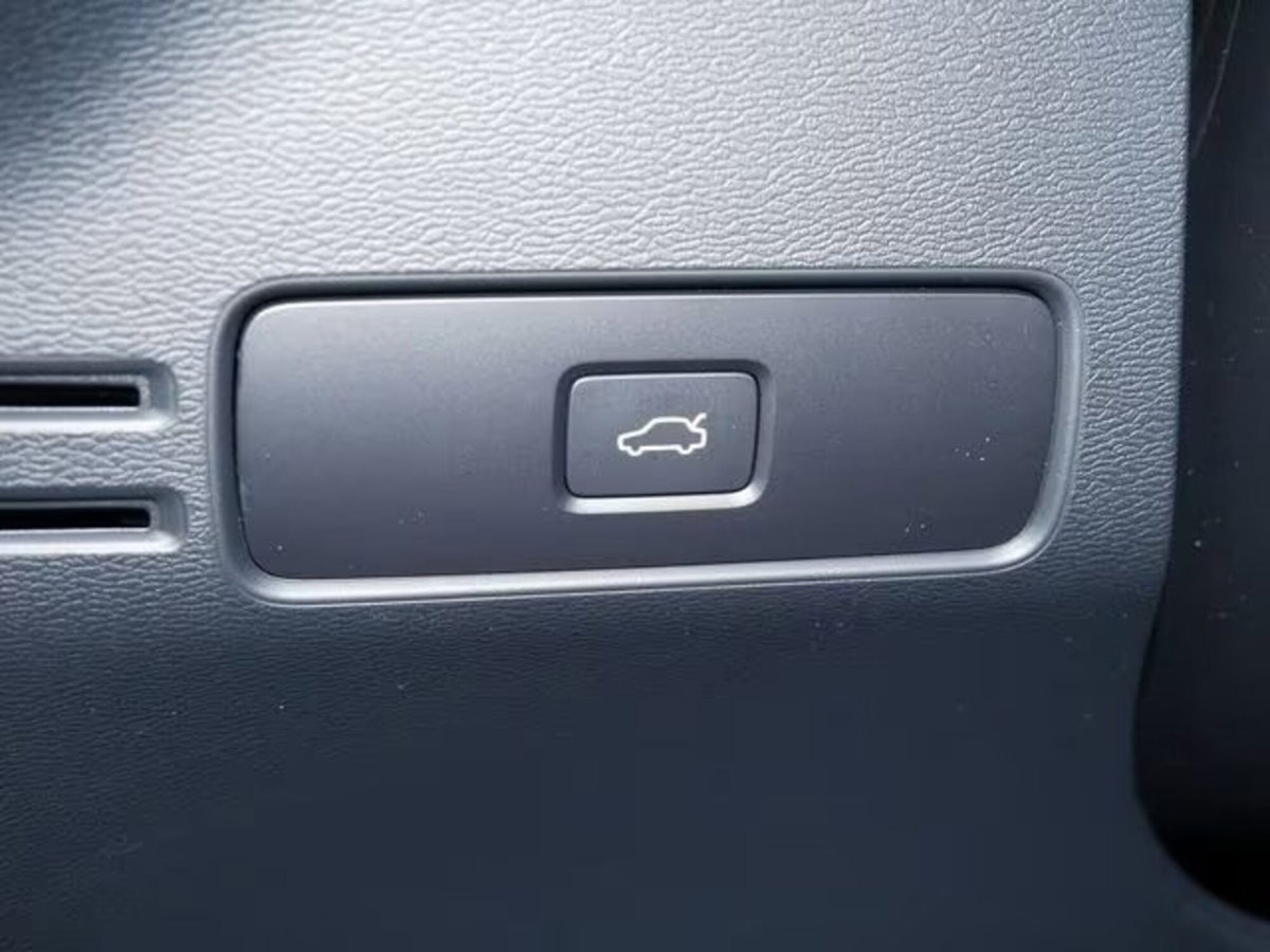 Volvo XC40 Recharge Pure Electric Single Motor FWD Plus (18)