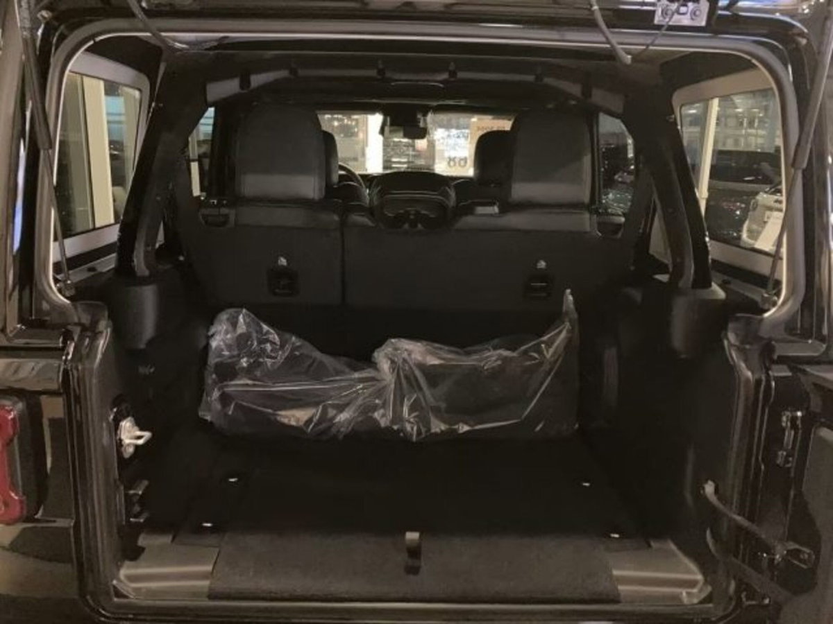 Jeep Wrangler Unlimited 2.0 Turbo Sahara (6)