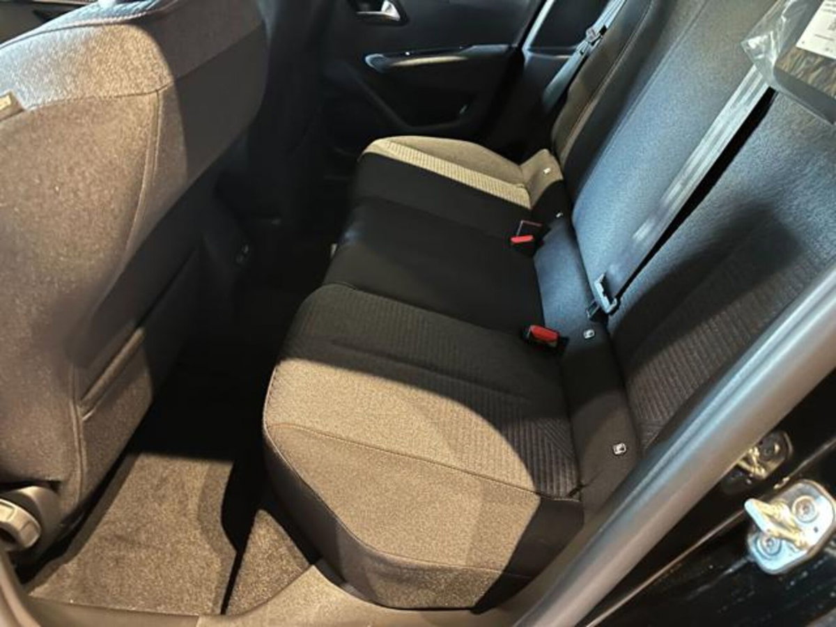 Peugeot 208 1.2 turbo Business 100cv (11)