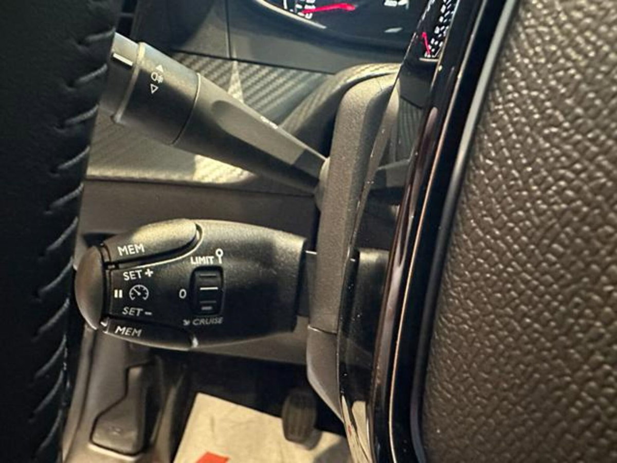Peugeot 208 1.2 turbo Business 100cv (19)