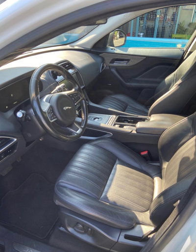 Jaguar F-Pace 2.0 D 180 CV AWD Portfolio (4)