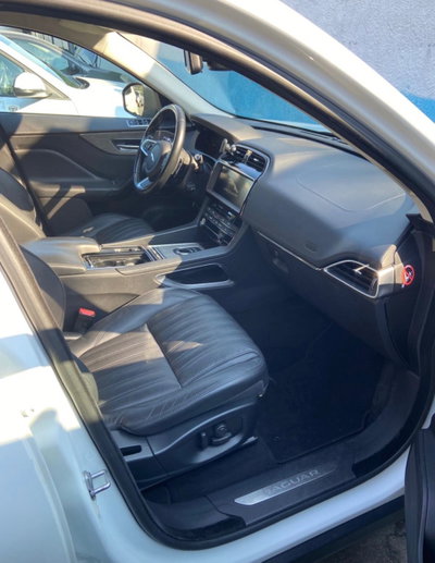 Jaguar F-Pace 2.0 D 180 CV AWD Portfolio (6)