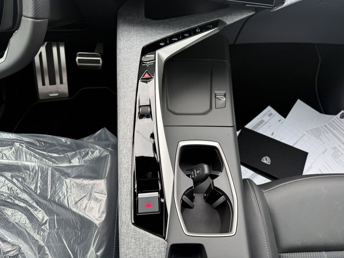 Peugeot 3008 1.2 hybrid GT Exclusive 145cv e-dcs6 (11)