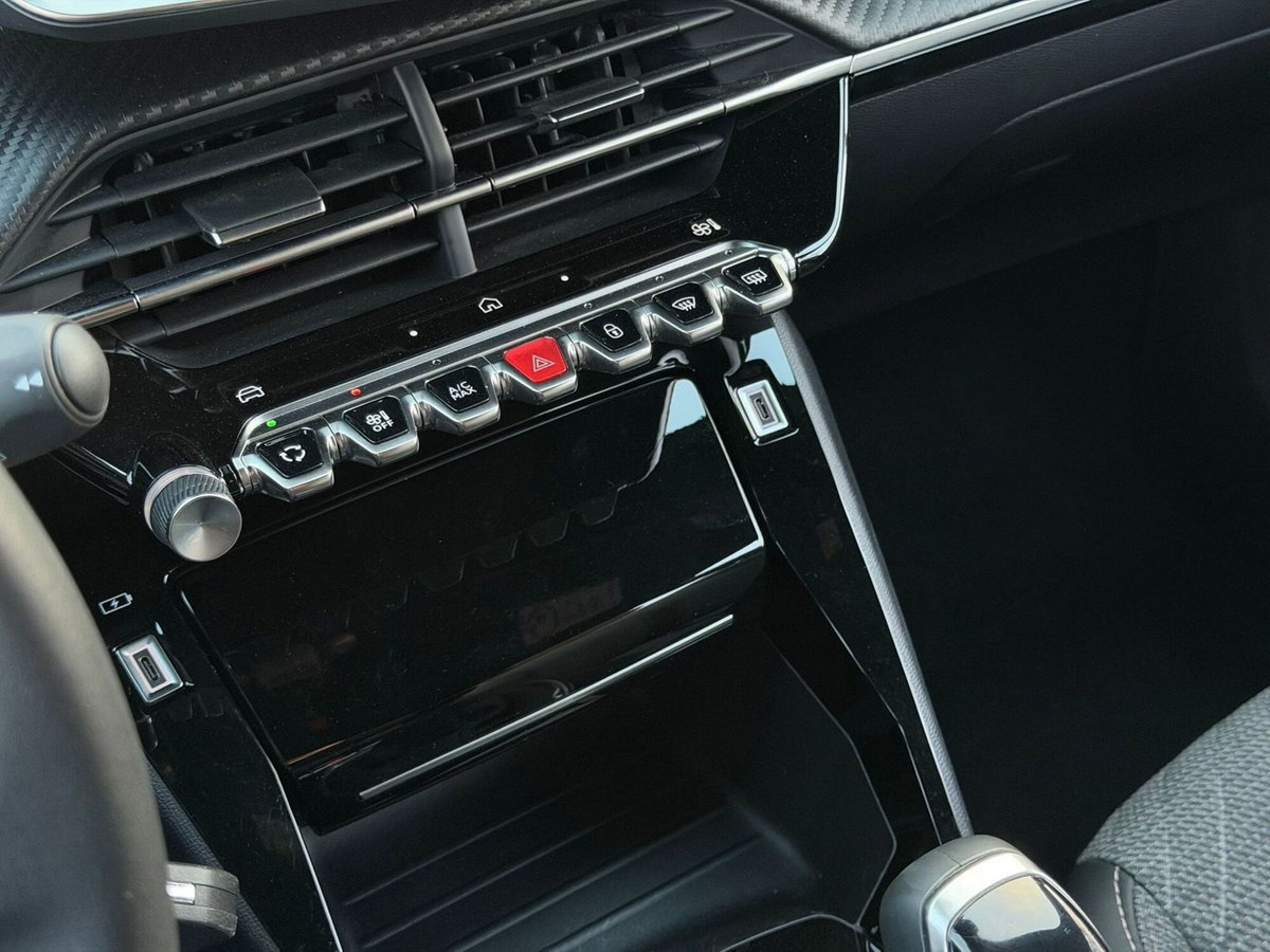 Peugeot 2008 PureTech 100 S&S Allure (12)