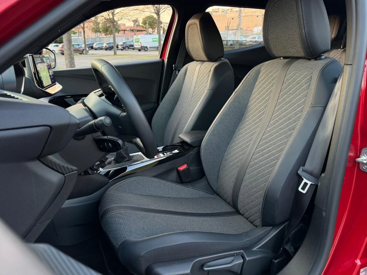 Peugeot 2008 PureTech 100 S&S Allure (8)