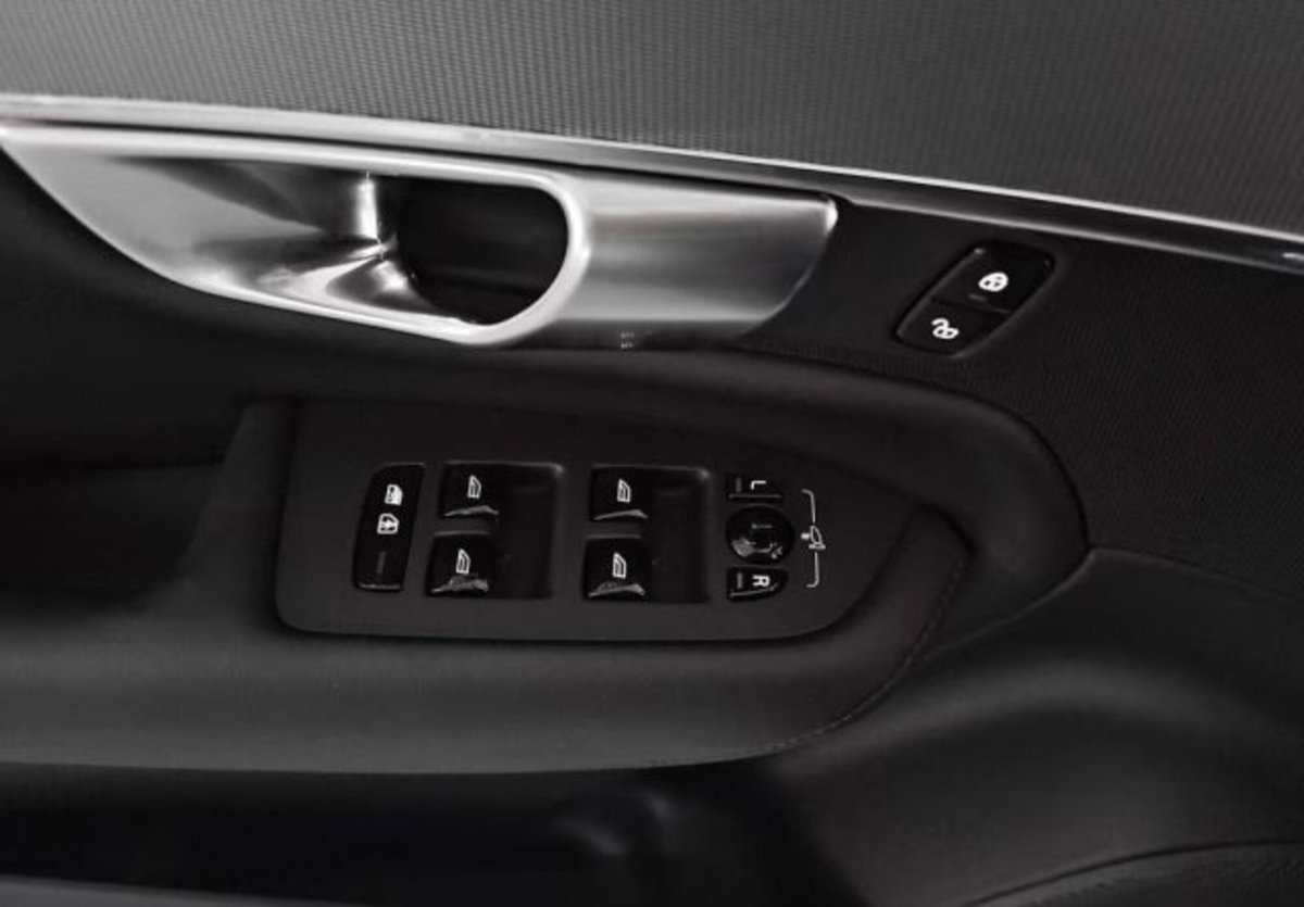 Volvo XC90 B5 (d) AWD automatico Plus Dark (17)
