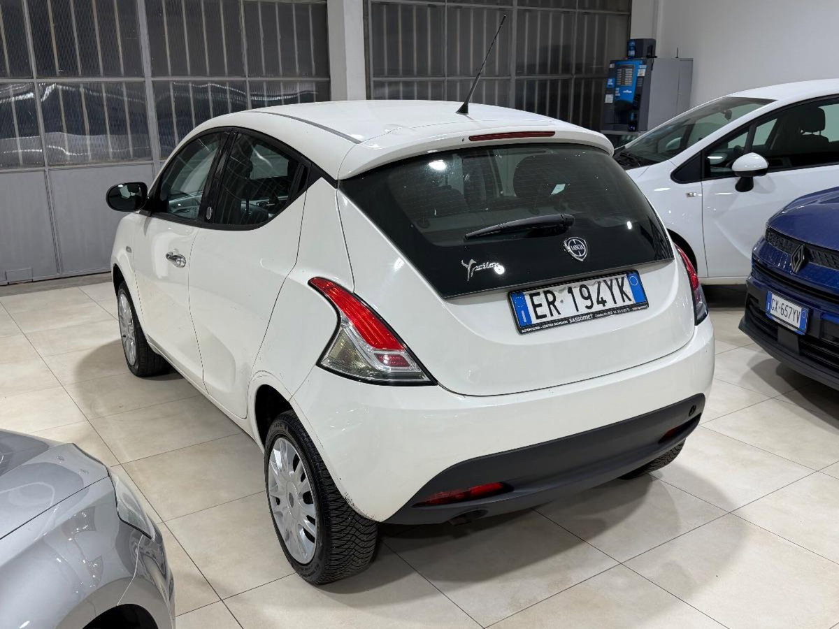 Lancia Ypsilon 0.9 TwinAir 85 CV 5 porte Metano Ecochic Silver (10)