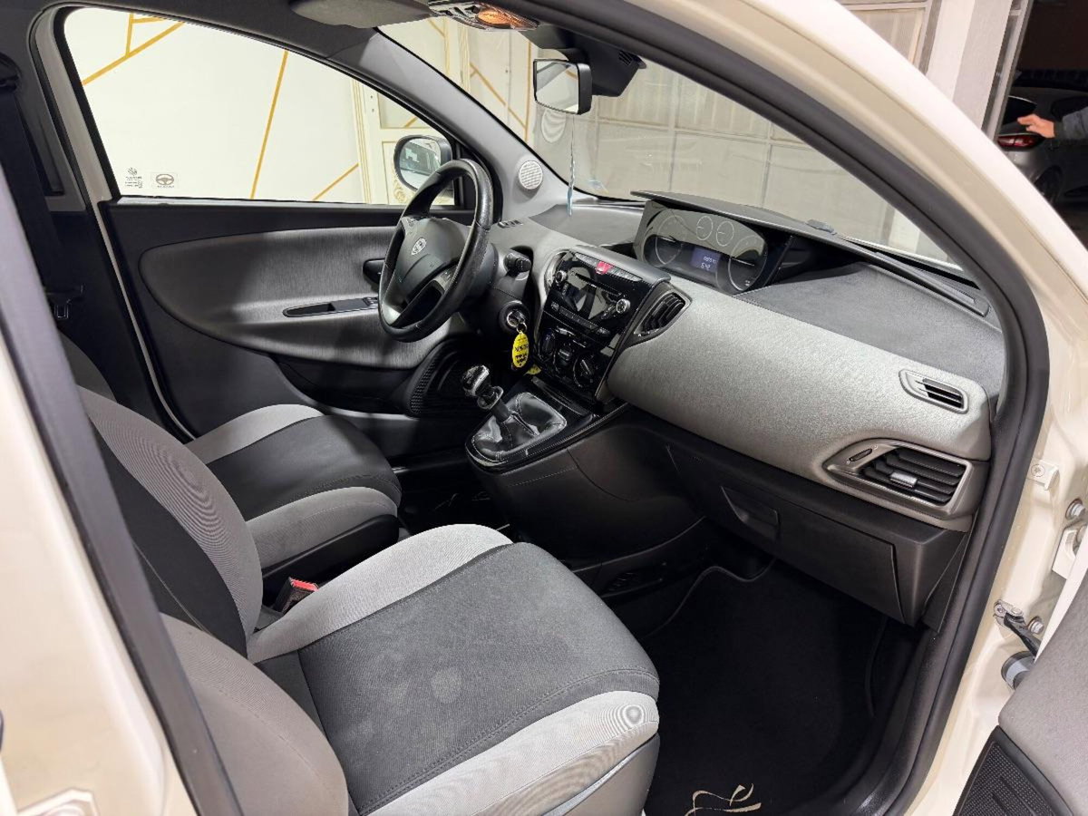 Lancia Ypsilon 0.9 TwinAir 85 CV 5 porte Metano Ecochic Silver (12)