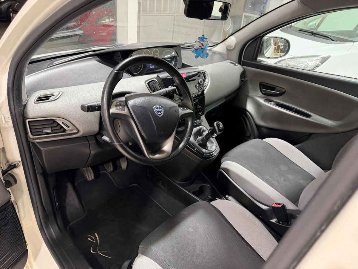 Lancia Ypsilon 0.9 TwinAir 85 CV 5 porte Metano Ecochic Silver (13)