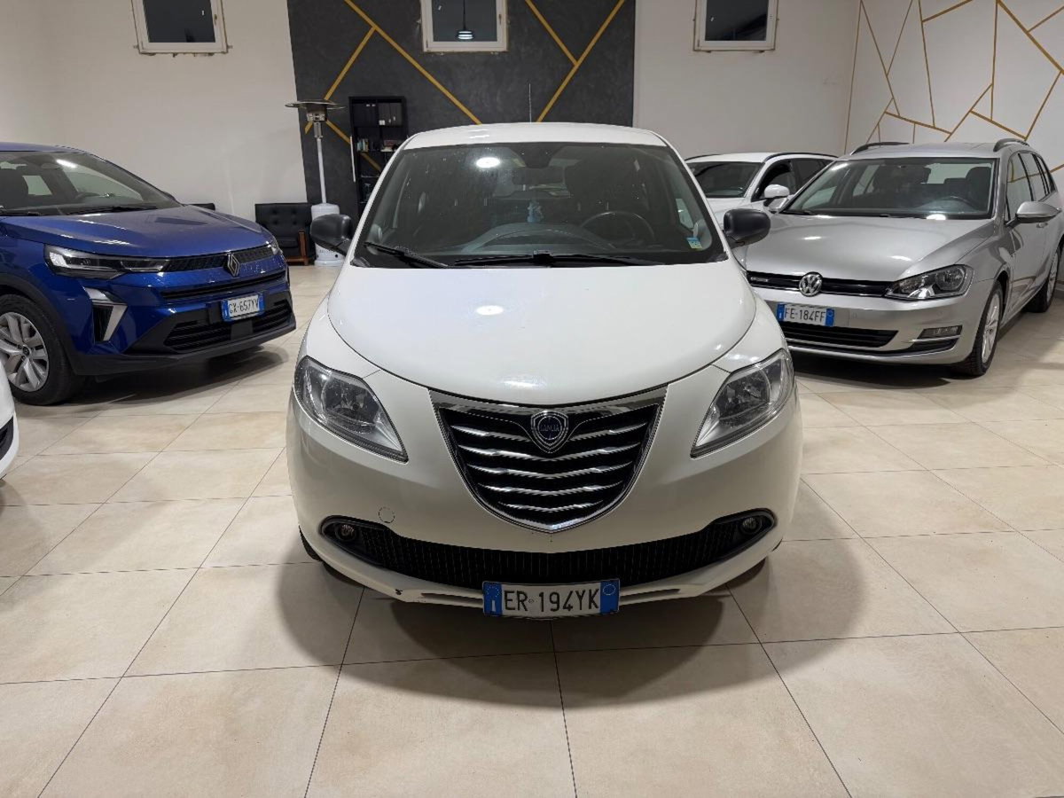 Lancia Ypsilon 0.9 TwinAir 85 CV 5 porte Metano Ecochic Silver (14)