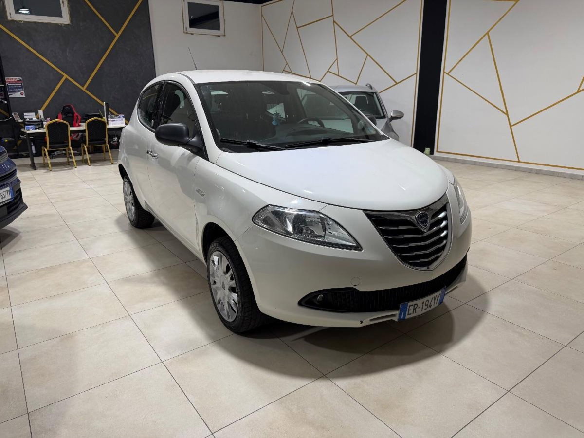 Lancia Ypsilon 0.9 TwinAir 85 CV 5 porte Metano Ecochic Silver (16)