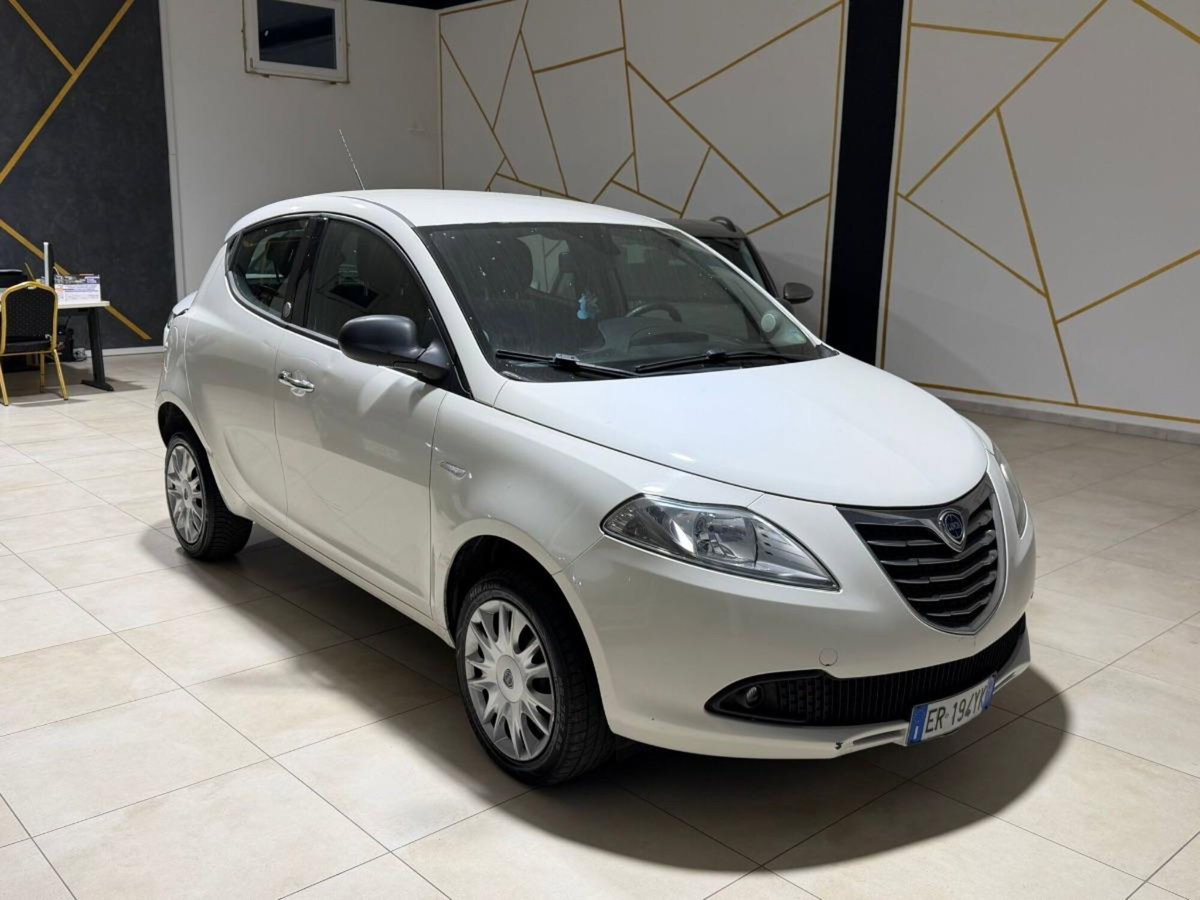 Lancia Ypsilon 0.9 TwinAir 85 CV 5 porte Metano Ecochic Silver (2)