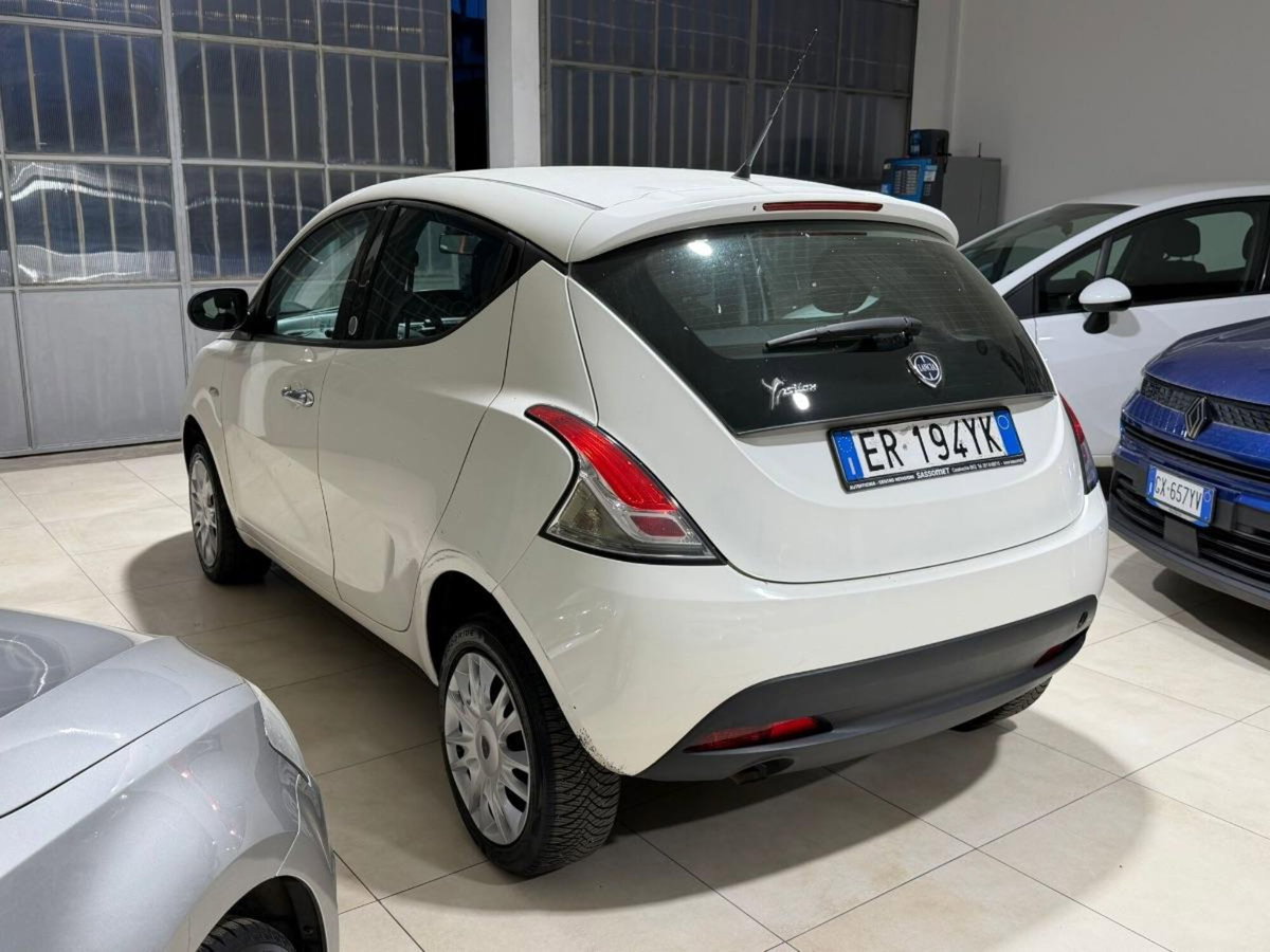 Lancia Ypsilon 0.9 TwinAir 85 CV 5 porte Metano Ecochic Silver (3)