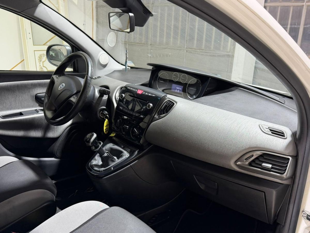 Lancia Ypsilon 0.9 TwinAir 85 CV 5 porte Metano Ecochic Silver (4)
