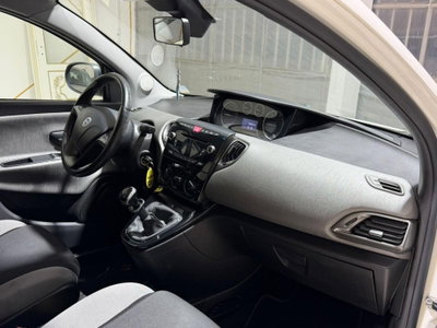 Lancia Ypsilon 0.9 TwinAir 85 CV 5 porte Metano Ecochic Silver (4)