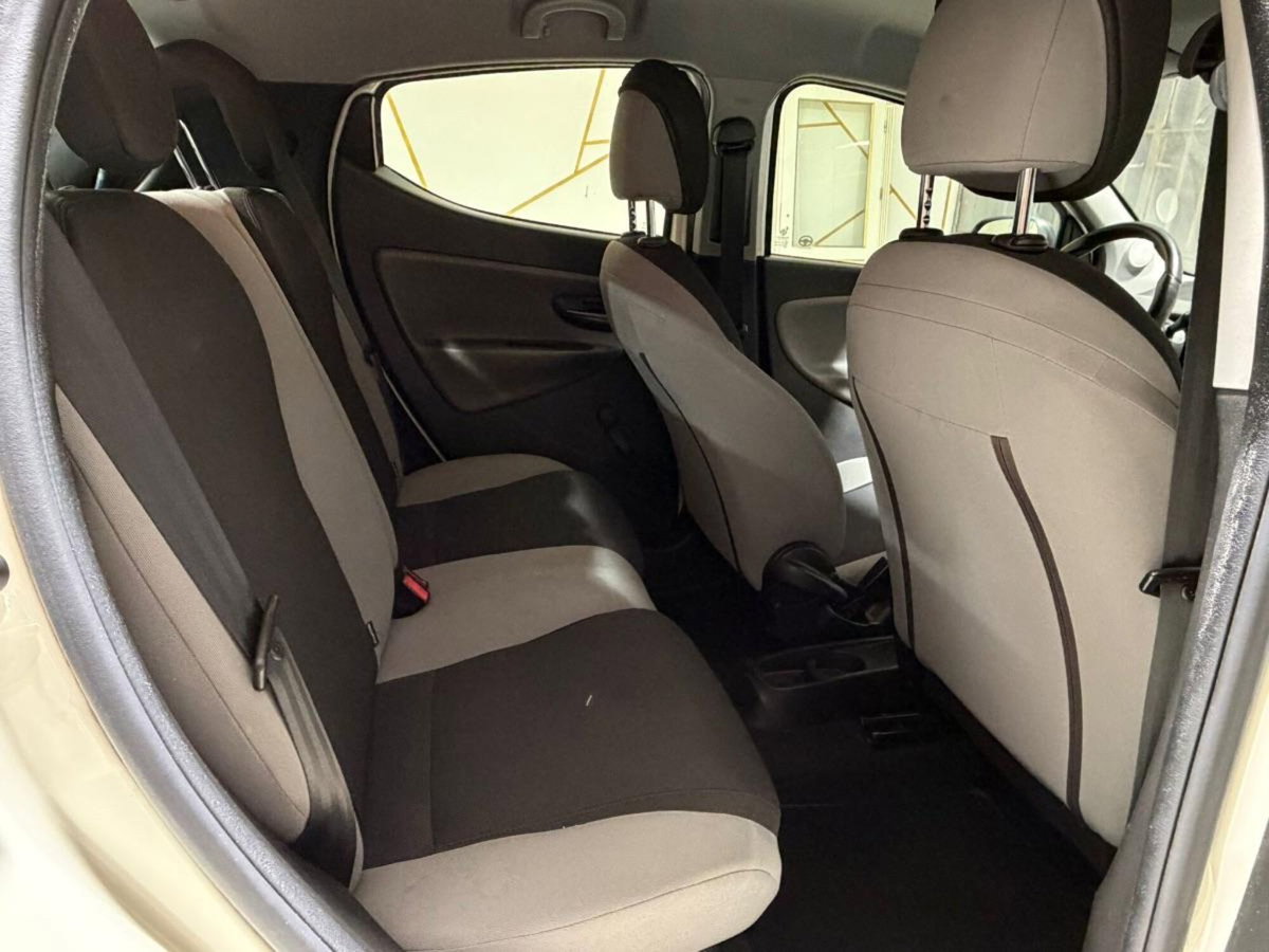 Lancia Ypsilon 0.9 TwinAir 85 CV 5 porte Metano Ecochic Silver (5)