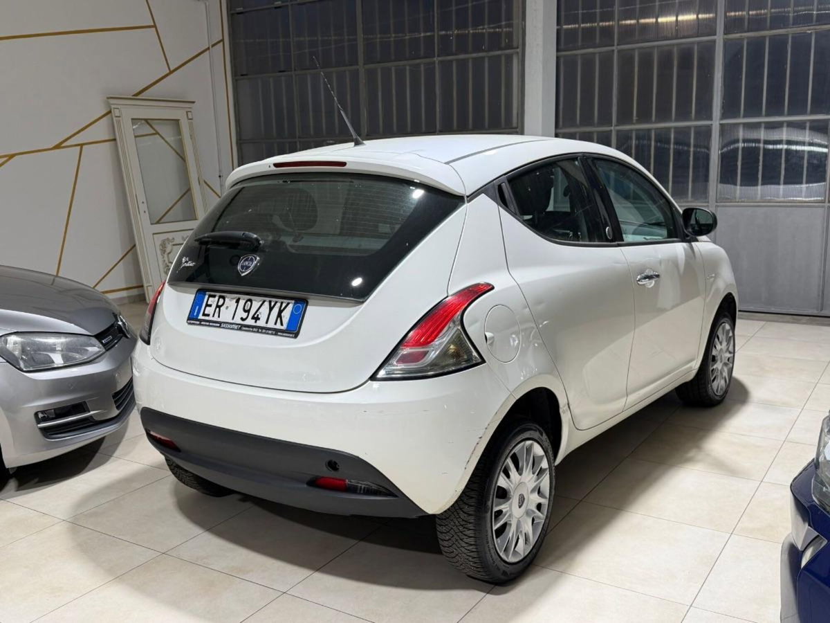 Lancia Ypsilon 0.9 TwinAir 85 CV 5 porte Metano Ecochic Silver (6)