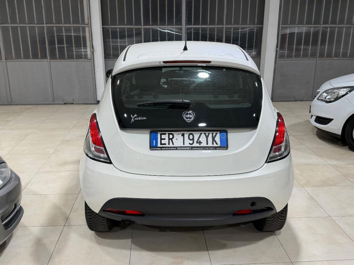 Lancia Ypsilon 0.9 TwinAir 85 CV 5 porte Metano Ecochic Silver (8)