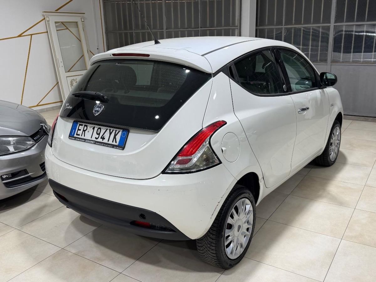 Lancia Ypsilon 0.9 TwinAir 85 CV 5 porte Metano Ecochic Silver (9)