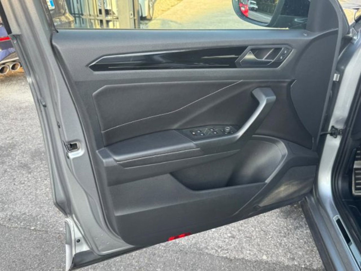 Volkswagen T-Roc 1.5 tsi R-Line (19)