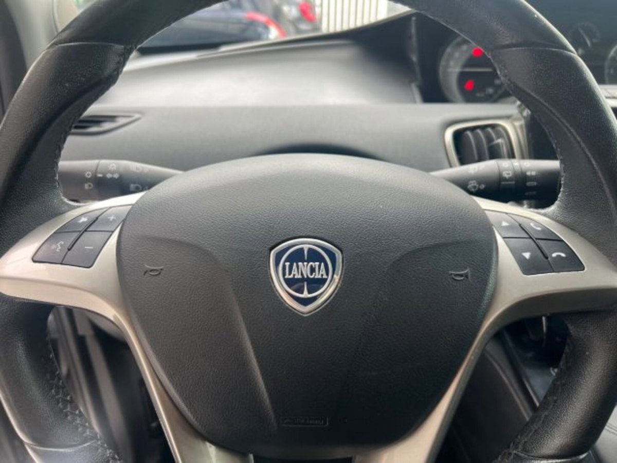 Lancia Ypsilon 1.0 FireFly 5 porte S&S Hybrid Ecochic Gold (14)