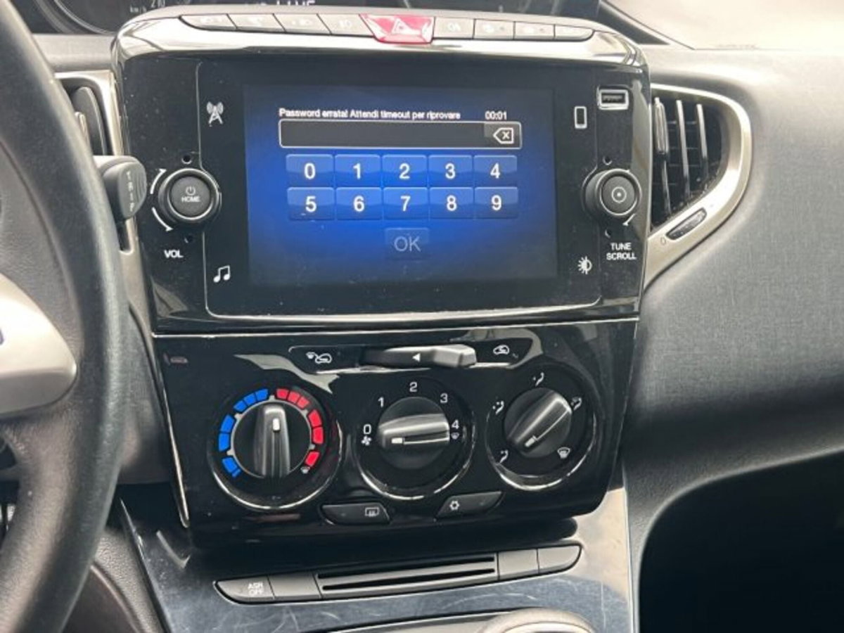 Lancia Ypsilon 1.0 FireFly 5 porte S&S Hybrid Ecochic Gold (16)