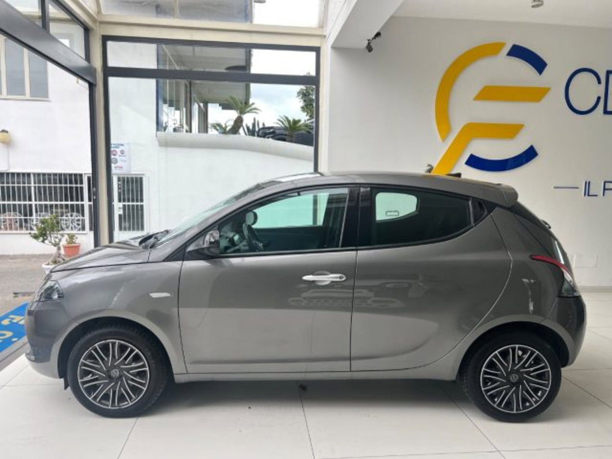 Lancia Ypsilon 1.0 FireFly 5 porte S&S Hybrid Ecochic Gold (3)