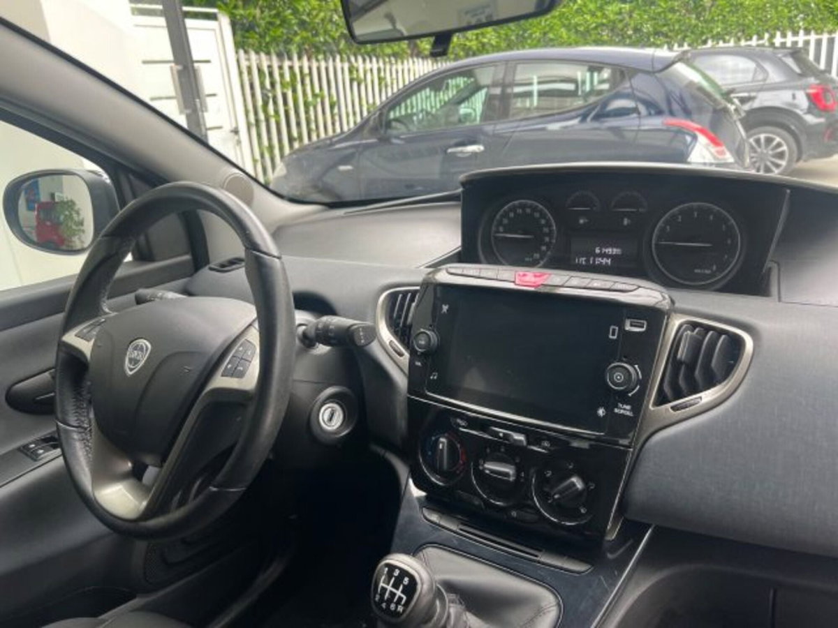 Lancia Ypsilon 1.0 FireFly 5 porte S&S Hybrid Ecochic Gold (9)