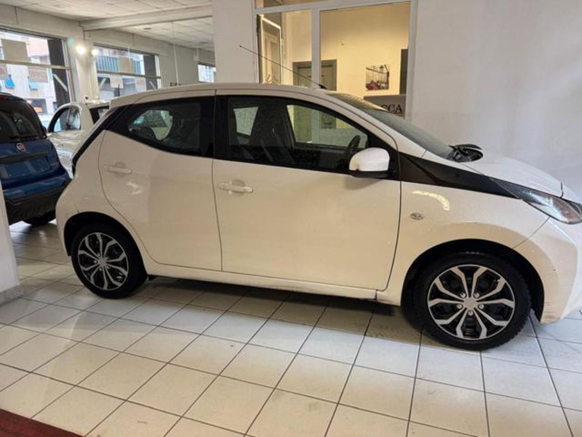 Toyota Aygo 1.0 VVT-i 69 CV 5 porte x-play (3)