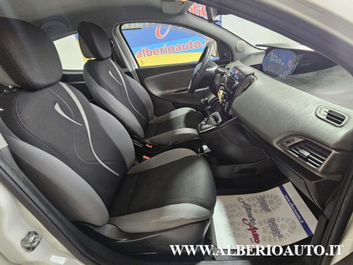 Lancia Ypsilon 1.2 69 CV 5 porte Silver (7)