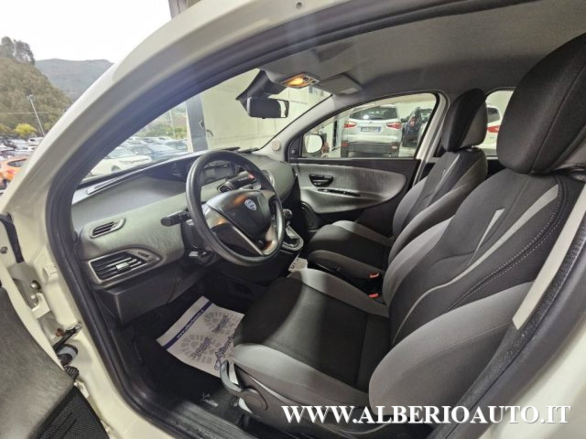 Lancia Ypsilon 1.2 69 CV 5 porte Silver (9)