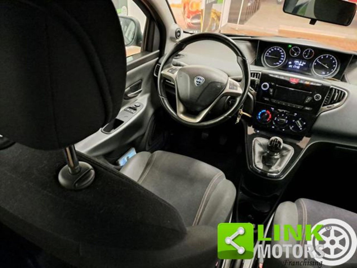 Lancia Ypsilon 1.2 69 CV 5 porte Platinum (8)