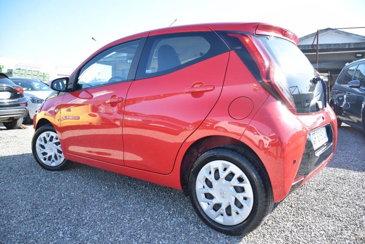 Toyota Aygo 1.0 VVT-i 72 CV 5 porte x-cool MMT (2)