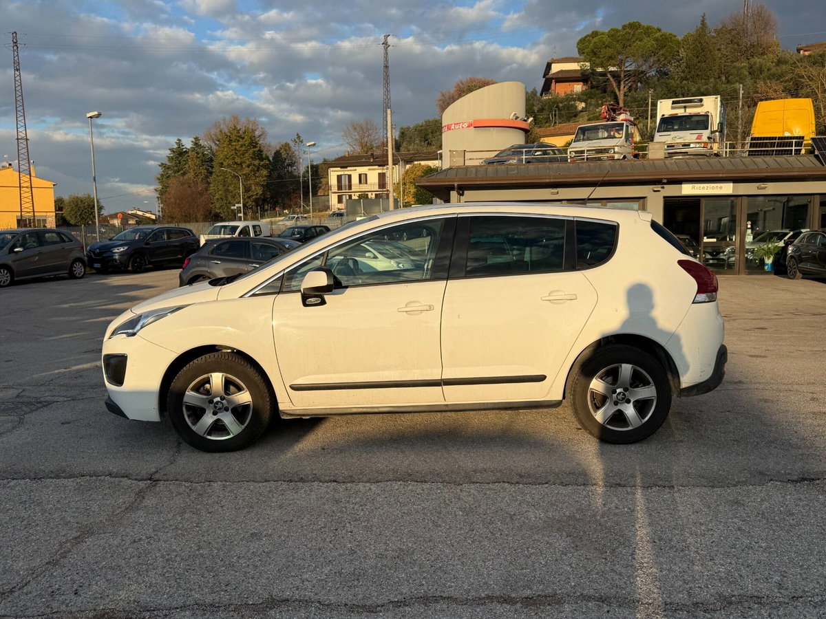 Peugeot 3008 1.6 HDi 115CV Active (2)