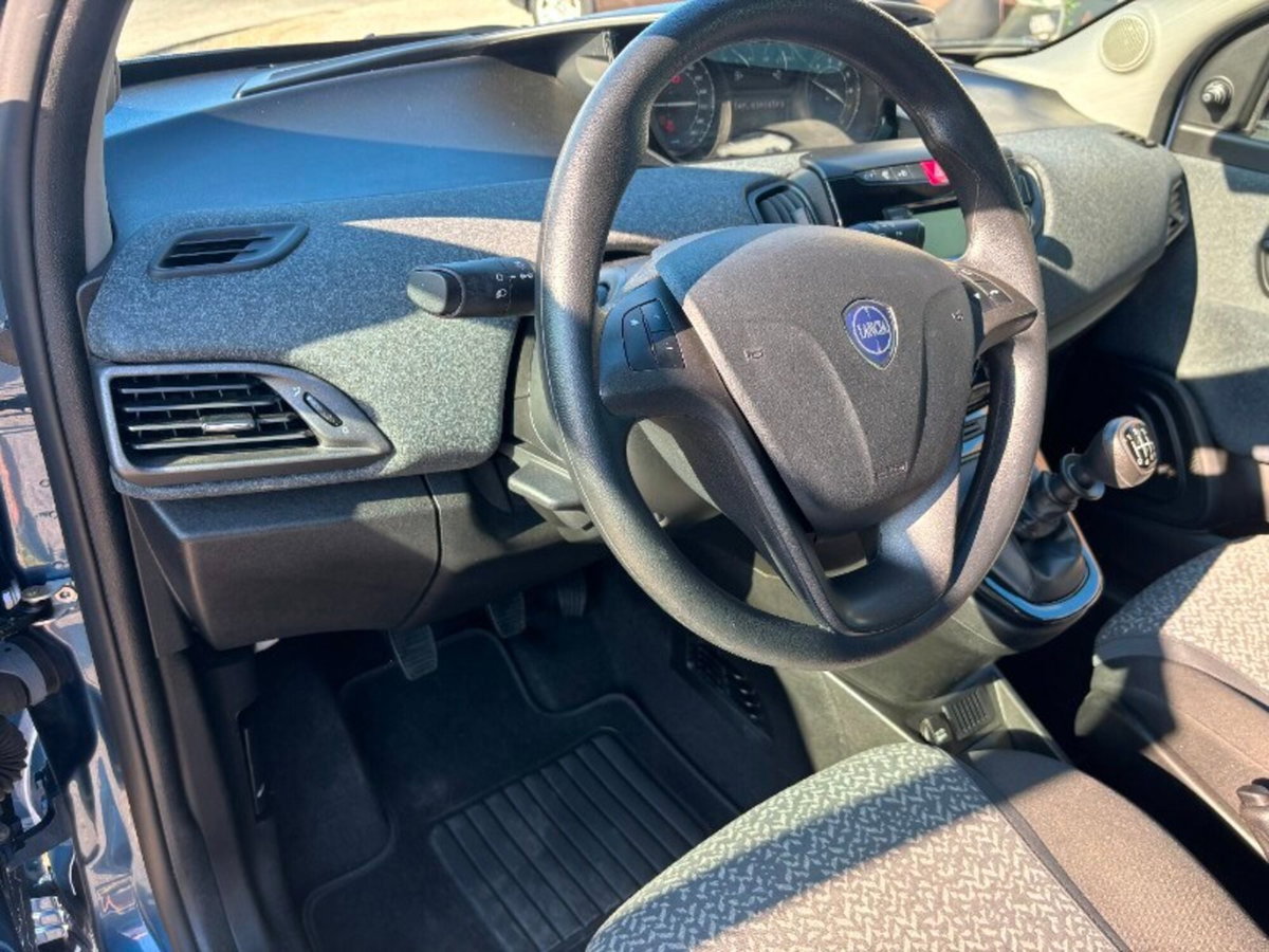 Lancia Ypsilon 1.0 FireFly 5 porte S&S Hybrid Silver Plus (11)