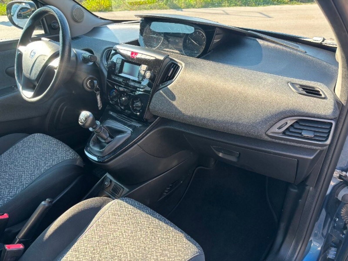 Lancia Ypsilon 1.0 FireFly 5 porte S&S Hybrid Silver Plus (14)