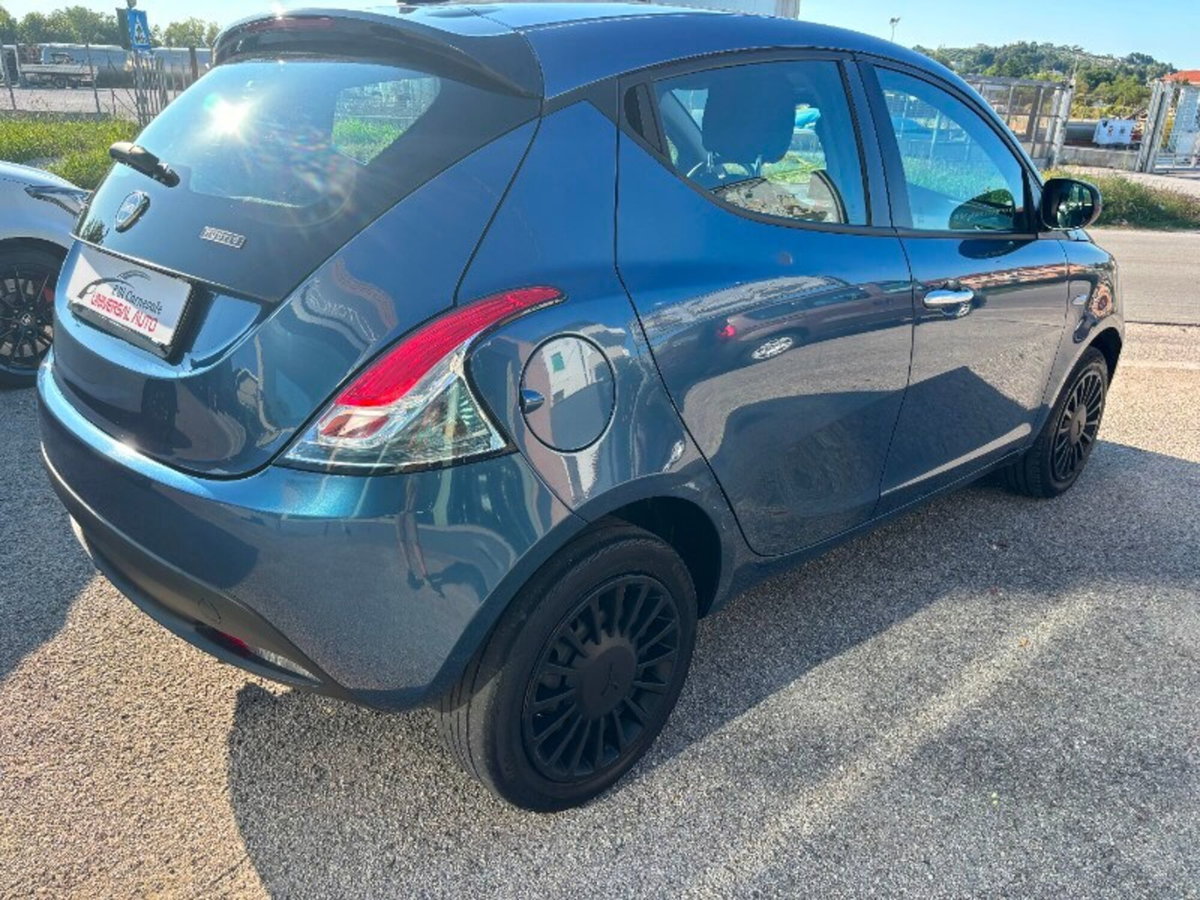 Lancia Ypsilon 1.0 FireFly 5 porte S&S Hybrid Silver Plus (4)
