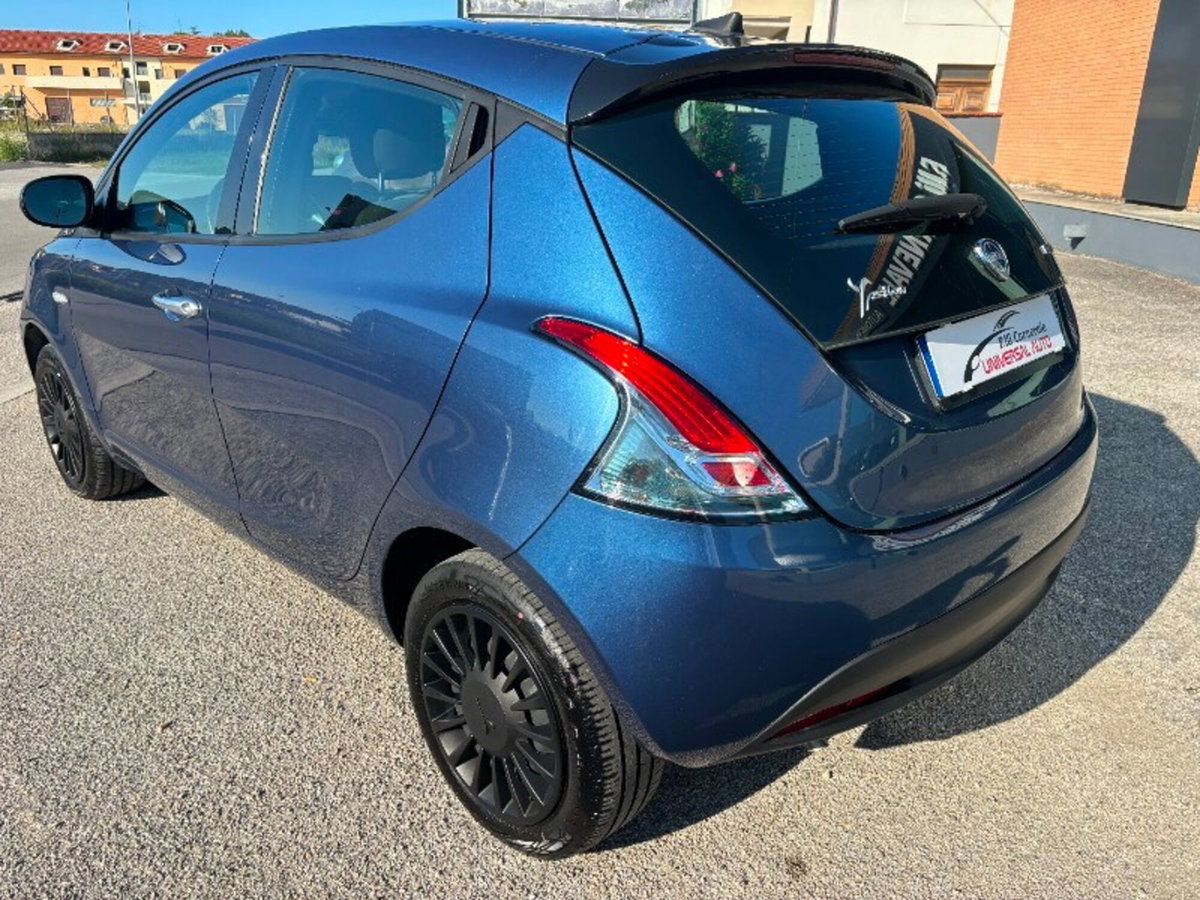 Lancia Ypsilon 1.0 FireFly 5 porte S&S Hybrid Silver Plus (6)