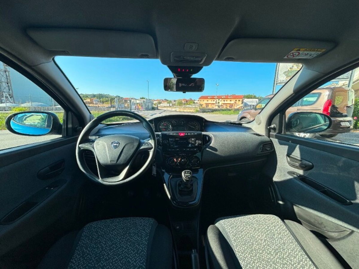 Lancia Ypsilon 1.0 FireFly 5 porte S&S Hybrid Silver Plus (7)