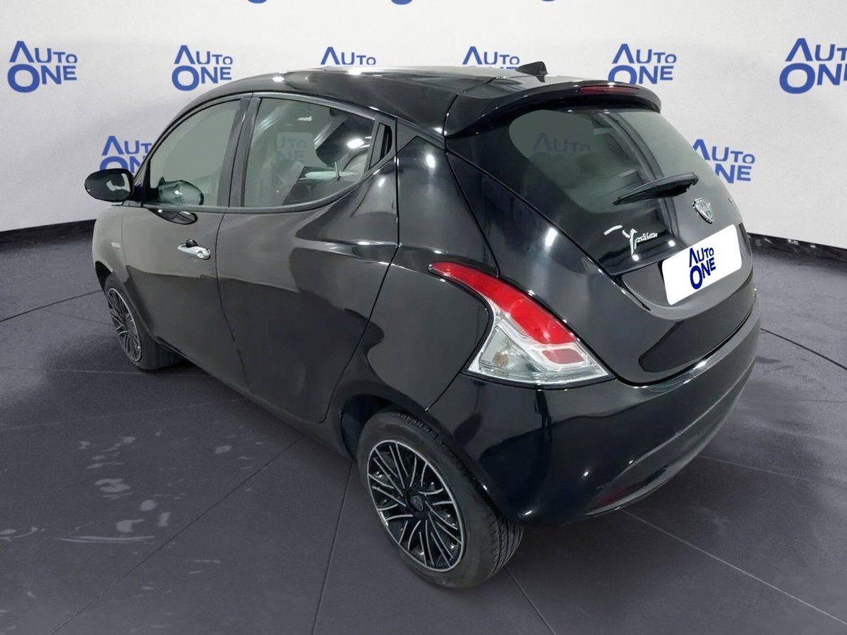 Lancia Ypsilon 1.0 FireFly 5 porte S&S Hybrid Silver Plus (3)