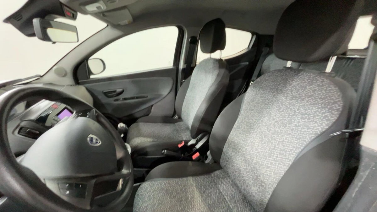 Lancia Ypsilon 1.0 FireFly 5 porte S&S Hybrid Silver Plus (8)