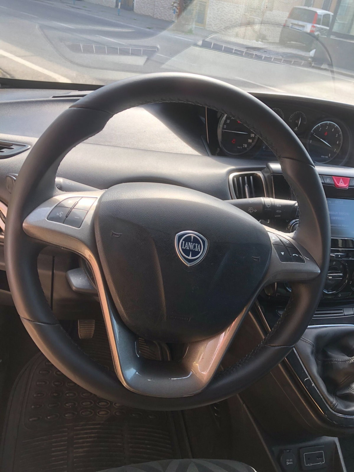 Lancia Ypsilon 0.9 TwinAir 85 CV 5 porte Metano Ecochic Platinum (12)