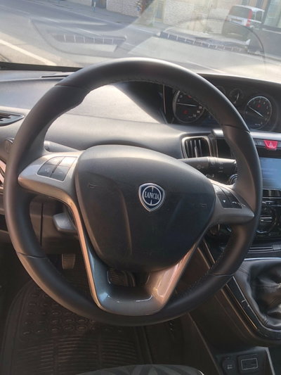 Lancia Ypsilon 0.9 TwinAir 85 CV 5 porte Metano Ecochic Platinum (12)