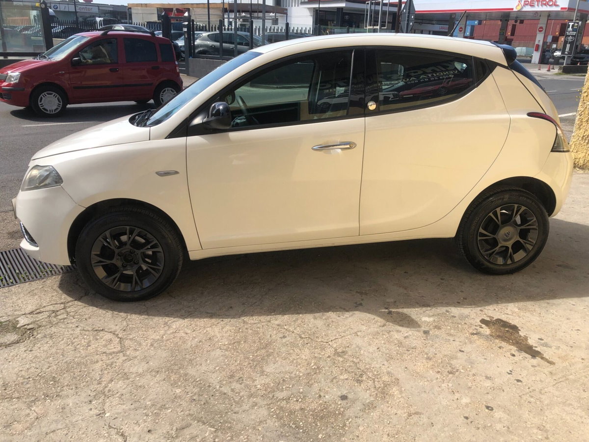 Lancia Ypsilon 0.9 TwinAir 85 CV 5 porte Metano Ecochic Platinum (4)