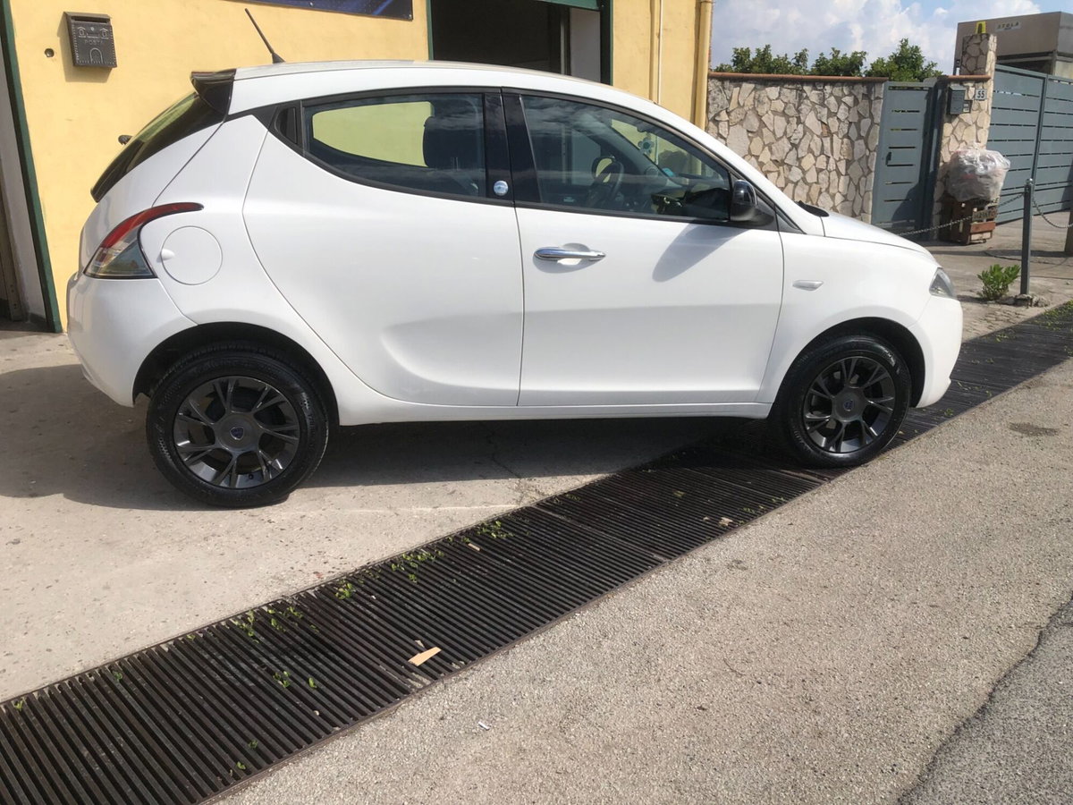 Lancia Ypsilon 0.9 TwinAir 85 CV 5 porte Metano Ecochic Platinum (5)
